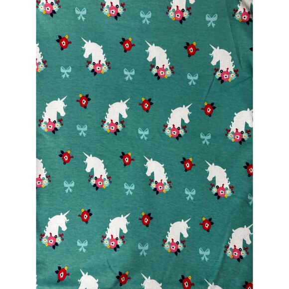 Unicorn fabric with sewing notions and patters - Picture 9 of 10